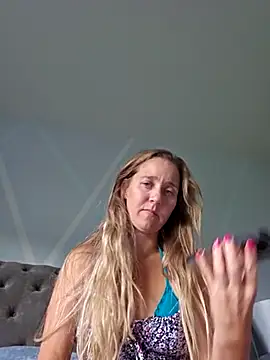 Snapshot of SkyelarSommer chatting on 10.03.25 SkyelarSommer online show from 10.03.25