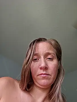 Snapshot of SkyelarSommer chatting on 10.17.25 SkyelarSommer online show from 10.17.25