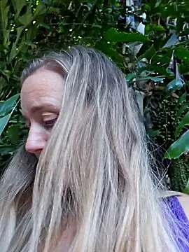 Snapshot of SkyelarSommer chatting on 10.18.25 SkyelarSommer online show from 10.18.25