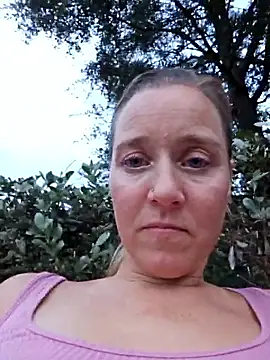 Snapshot of SkyelarSommer chatting on 10.19.25 SkyelarSommer online show from 10.19.25