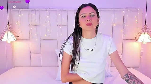 Snapshot of SarahSophia_ chatting on 01.20.25 SarahSophia online show from 01.20.25