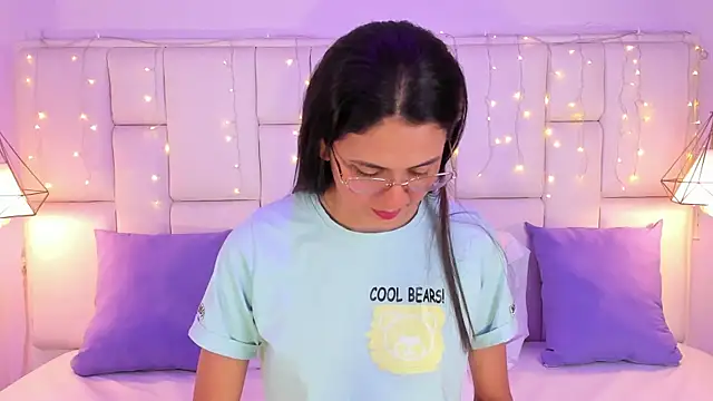 Snapshot of SarahSophia_ chatting on 03.17.25 SarahSophia online show from 03.17.25