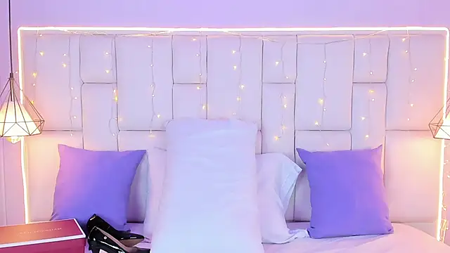 Snapshot of SarahSophia_ chatting on 09.10.25 SarahSophia online show from 09.10.25