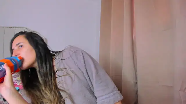 Snapshot of Hanna86 chatting on 11.27.25 Hanna86 online show from 11.27.25