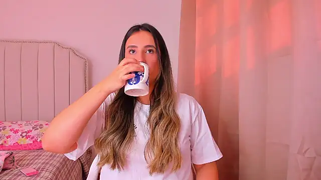 Snapshot of Hanna86 chatting on 11.30.25 Hanna86 online show from 11.30.25