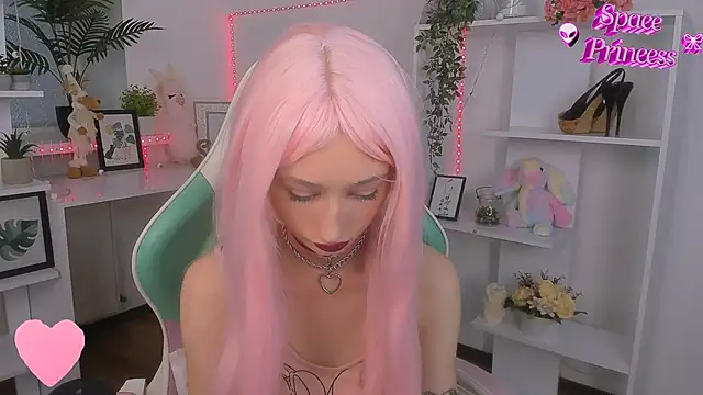 Snapshot of Katia_Kim chatting on 10.28.25 Katia Kim online show from 10.28.25