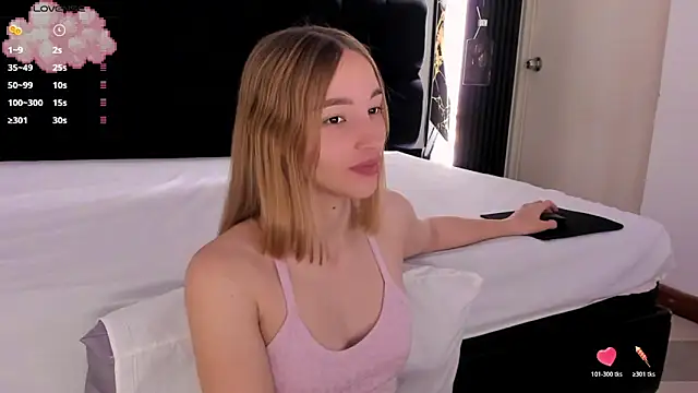 Snapshot of WhiteSun_01 chatting on 10.21.25 WhiteSun 01 online show from 10.21.25