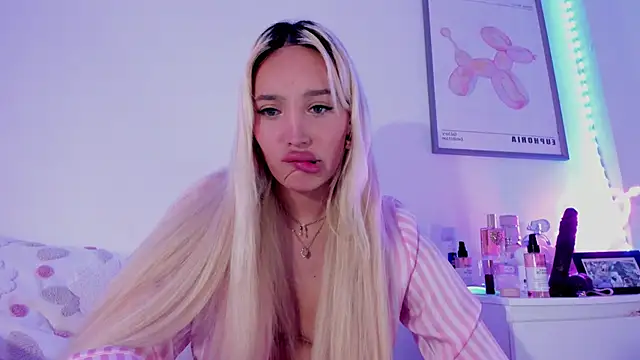 Snapshot of _viioletweekend_ chatting on 03.10.25 viioletweekend online show from 03.10.25