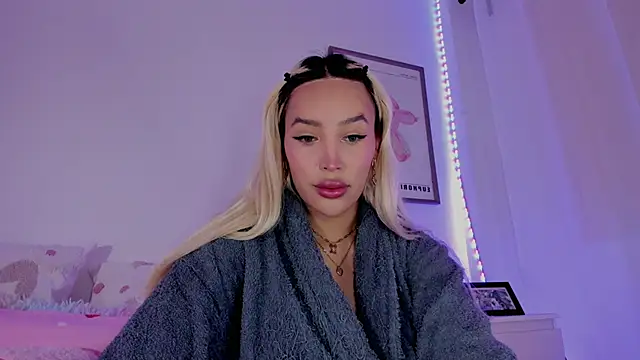 Snapshot of _viioletweekend_ chatting on 03.14.25 viioletweekend online show from 03.14.25