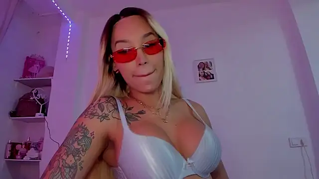 Snapshot of _viioletweekend_ chatting on 11.28.25 viioletweekend online show from 11.28.25