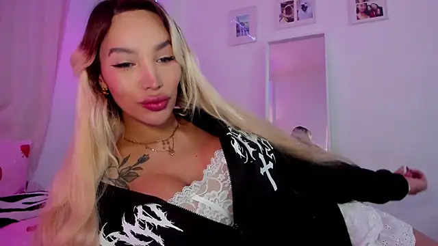 Snapshot of _viioletweekend_ chatting on 12.04.25 viioletweekend online show from 12.04.25