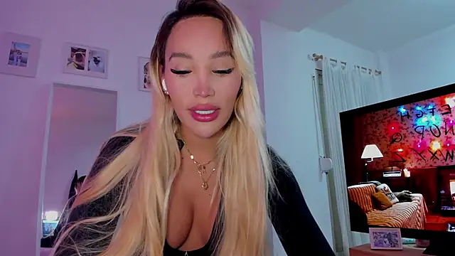 Snapshot of _viioletweekend_ chatting on 12.16.25 viioletweekend online show from 12.16.25