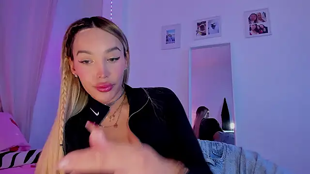 Snapshot of _viioletweekend_ chatting on 01.10.26 viioletweekend online show from 01.10.26