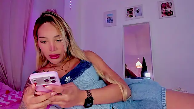 Snapshot of _viioletweekend_ chatting on 01.15.26 viioletweekend online show from 01.15.26