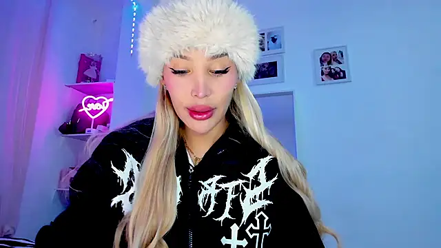 Snapshot of _viioletweekend_ chatting on 02.14.26 viioletweekend online show from 02.14.26