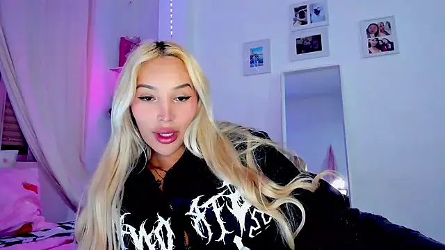 Snapshot of _viioletweekend_ chatting on 02.16.26 viioletweekend online show from 02.16.26