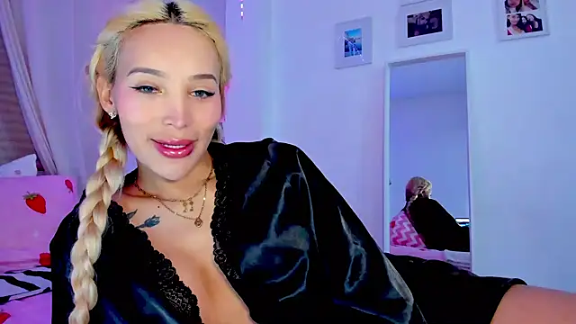 Snapshot of _viioletweekend_ chatting on 02.18.26 viioletweekend online show from 02.18.26