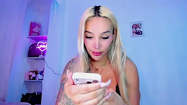 Snapshot of _viioletweekend_ chatting on 03.11.26 viioletweekend online show from 03.11.26