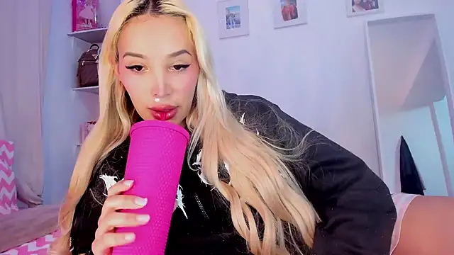 Snapshot of _viioletweekend_ chatting on 03.16.26 viioletweekend online show from 03.16.26