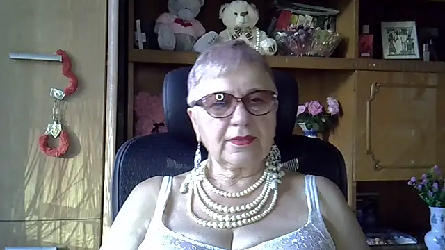 Snapshot of SweetCherry27 chatting on 09.18.25 SweetCherry27 online show from 09.18.25