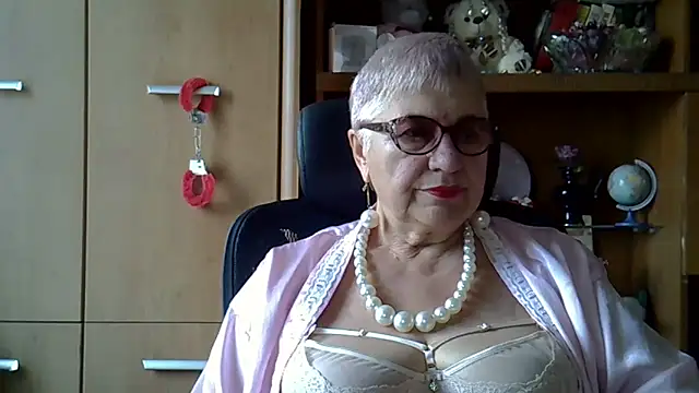 Snapshot of SweetCherry27 chatting on 09.25.25 SweetCherry27 online show from 09.25.25