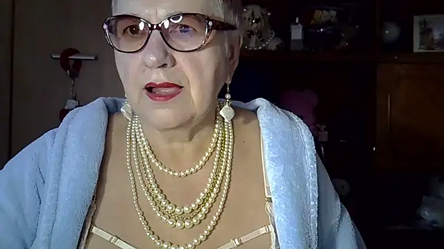 Snapshot of SweetCherry27 chatting on 10.13.25 SweetCherry27 online show from 10.13.25