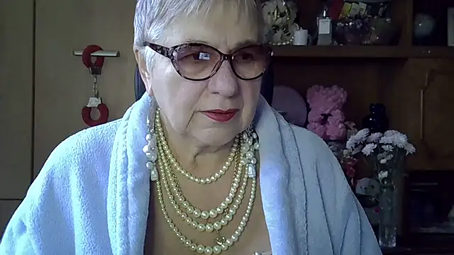 Snapshot of SweetCherry27 chatting on 10.14.25 SweetCherry27 online show from 10.14.25
