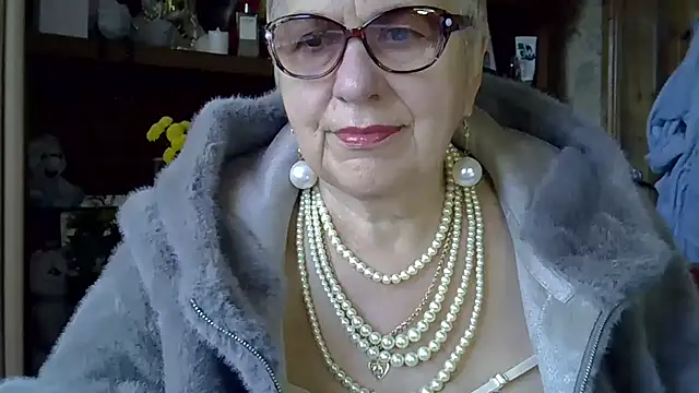 Snapshot of SweetCherry27 chatting on 10.19.25 SweetCherry27 online show from 10.19.25