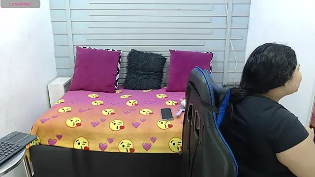 Snapshot of evelin_zaens chatting on 02.14.25 evelin zaens online show from 02.14.25