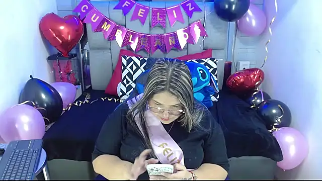 Snapshot of evelin_zaens chatting on 10.10.25 evelin zaens online show from 10.10.25