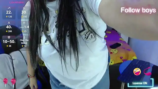 Snapshot of evelin_zaens chatting on 10.31.25 evelin zaens online show from 10.31.25