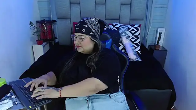 Snapshot of evelin_zaens chatting on 11.10.25 evelin zaens online show from 11.10.25