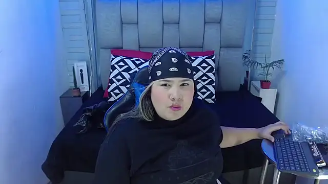 Snapshot of evelin_zaens chatting on 11.22.25 evelin zaens online show from 11.22.25