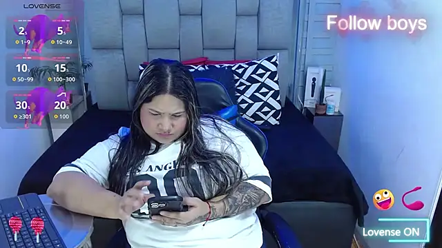 Snapshot of evelin_zaens chatting on 12.15.25 evelin zaens online show from 12.15.25