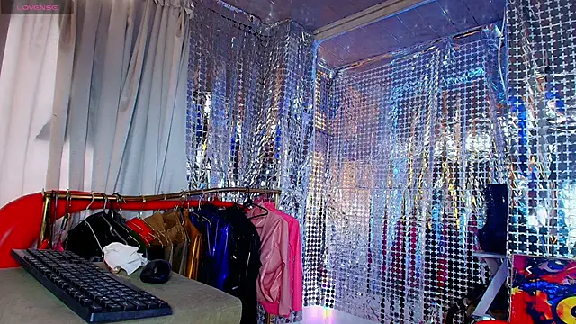 Snapshot of LatexDevil_Blondie chatting on 12.01.25 LatexDevil Blondie online show from 12.01.25