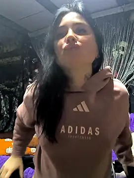 Snapshot of KikiXRed chatting on 11.10.25 KikiXRed online show from 11.10.25