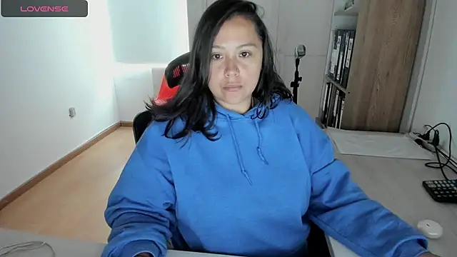 Snapshot of bigbooty-30 chatting on 11.19.25 bigbooty-30 online show from 11.19.25