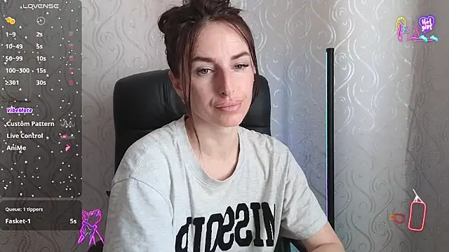 Snapshot of xx_adrihanna_xx chatting on 05.17.26 xx adrihanna xx online show from 05.17.26