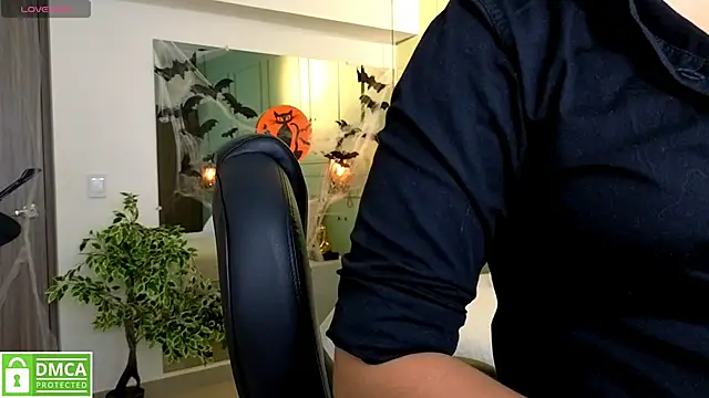 Snapshot of kataliina__ chatting on 10.23.25 kataliina online show from 10.23.25