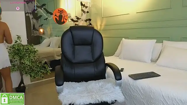 Snapshot of kataliina__ chatting on 10.24.25 kataliina online show from 10.24.25