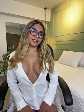 Snapshot of kataliina__ chatting on 11.20.25 kataliina online show from 11.20.25