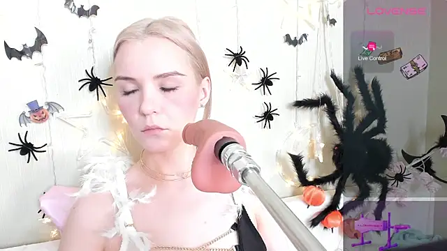 Snapshot of Kaya_Devis chatting on 10.28.25 Kaya Devis online show from 10.28.25