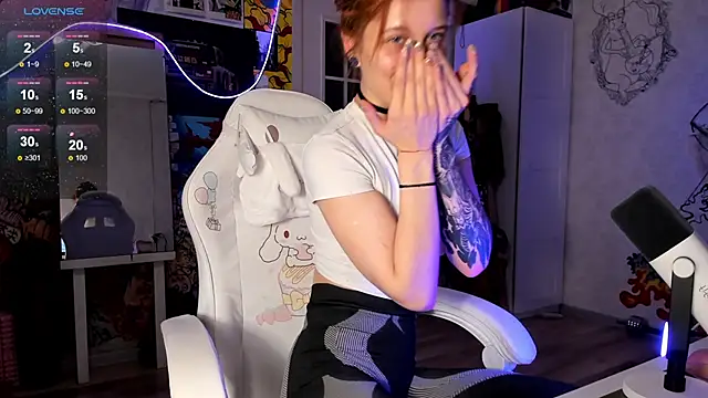 Snapshot of Sunny_Mouse_ chatting on 12.04.24 Sunny Mouse online show from 12.04.24