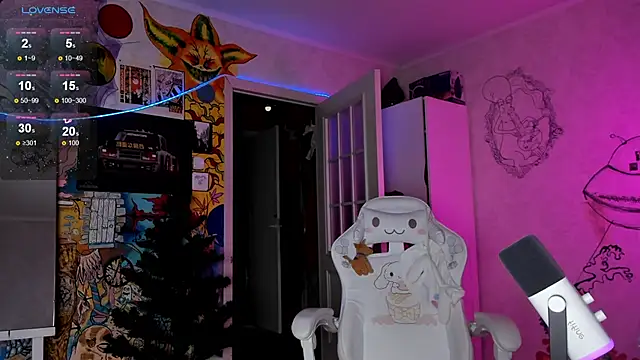 Snapshot of Sunny_Mouse_ chatting on 12.25.24 Sunny Mouse online show from 12.25.24