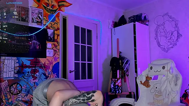 Snapshot of Sunny_Mouse_ chatting on 12.27.24 Sunny Mouse online show from 12.27.24