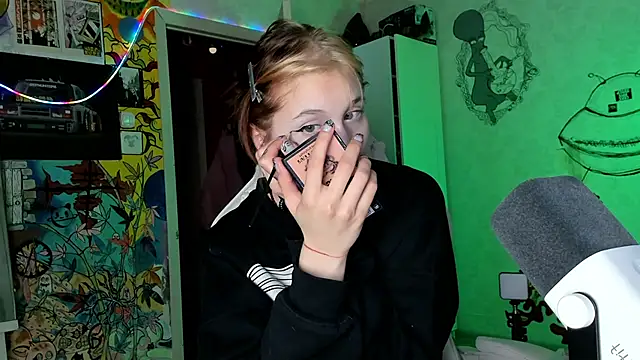 Snapshot of Sunny_Mouse_ chatting on 02.18.25 Sunny Mouse online show from 02.18.25