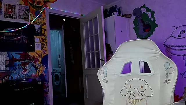 Snapshot of Sunny_Mouse_ chatting on 10.06.25 Sunny Mouse online show from 10.06.25