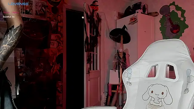 Snapshot of Sunny_Mouse_ chatting on 10.27.25 Sunny Mouse online show from 10.27.25