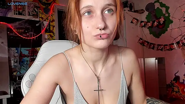 Snapshot of Sunny_Mouse_ chatting on 10.30.25 Sunny Mouse online show from 10.30.25