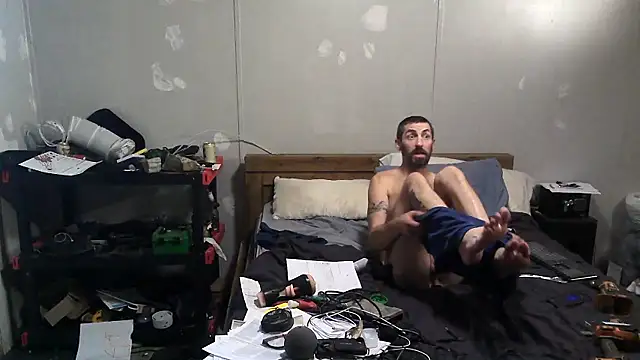 Snapshot of Bi_curious86 chatting on 10.28.25 Bi curious86 online show from 10.28.25